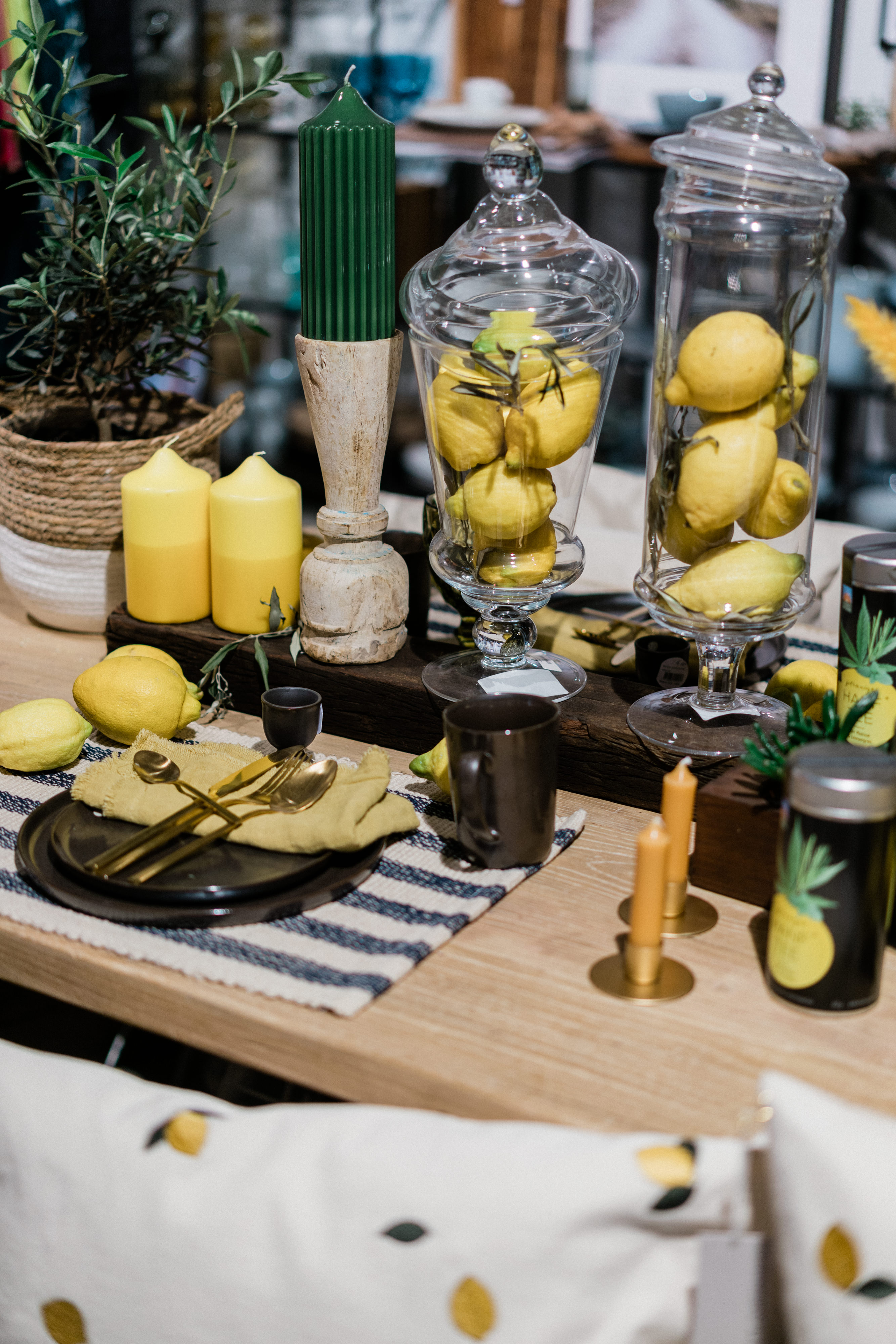 Arrangementm mit Kerzen und Zitronen