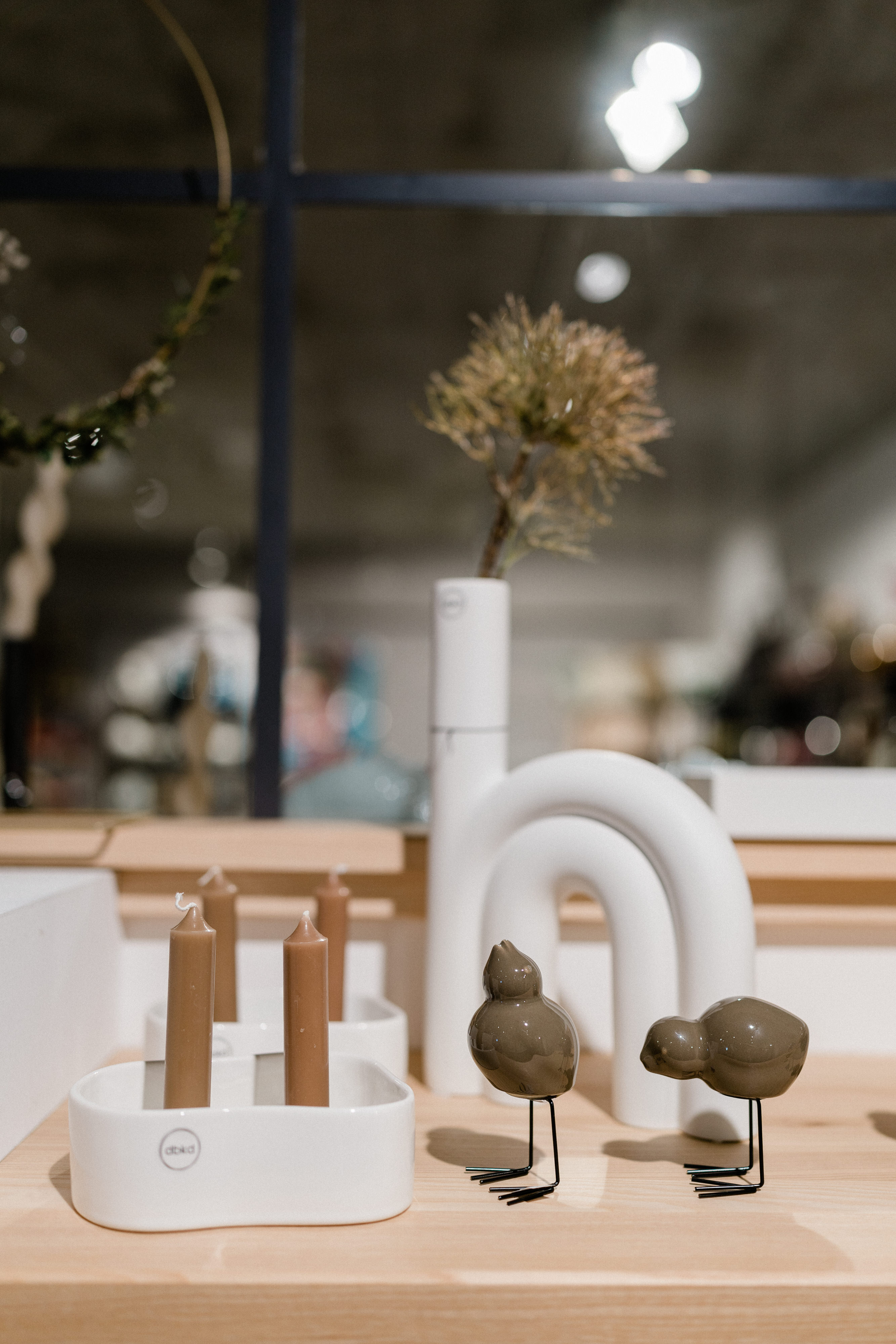 Wer es minimalistisch liebt und auf der Suche nach neuen Blumentöpfen und Vasen ist, der kommt um das schwedische Label dbkd nicht herum.