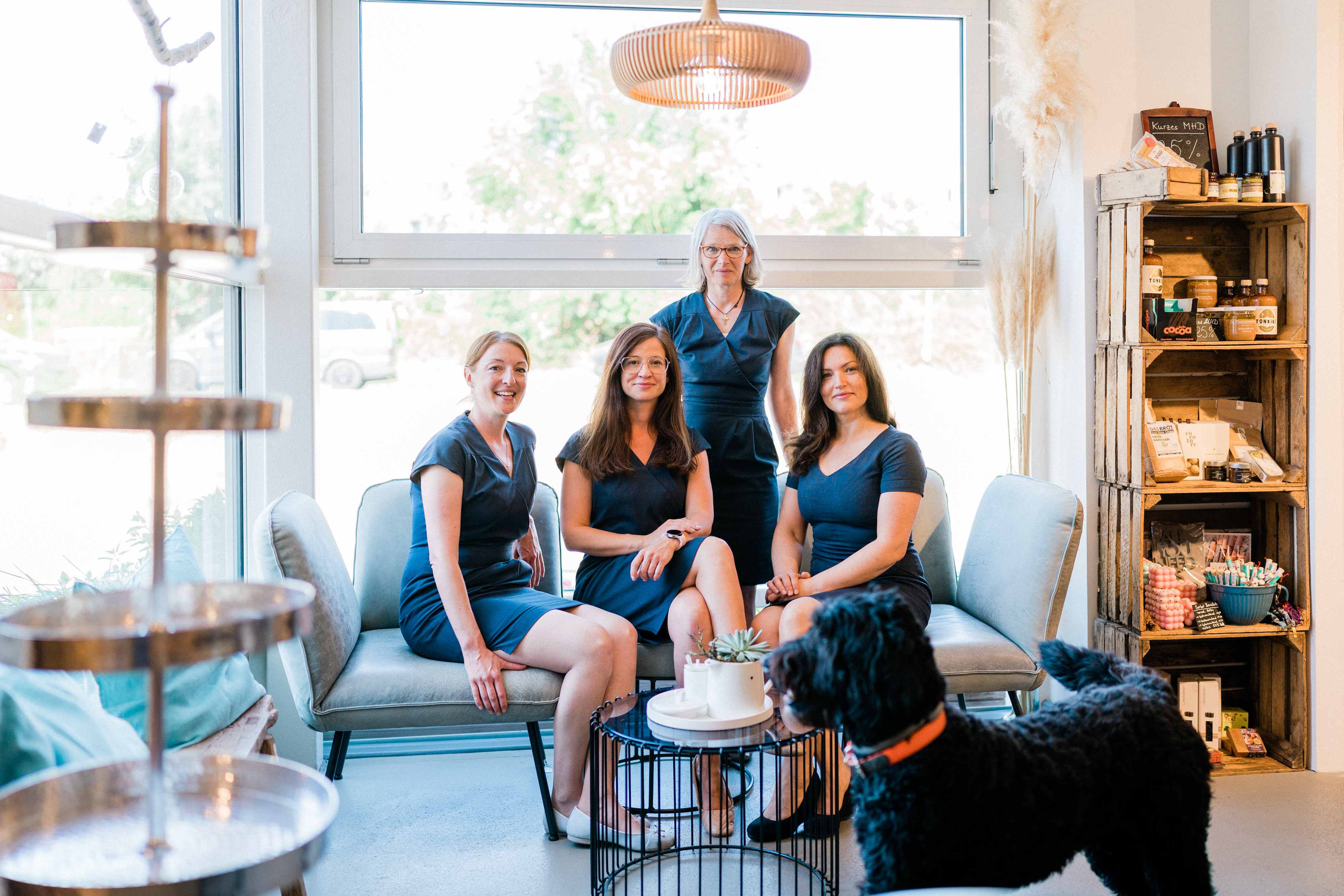 Das Kontor1 Team auf einem Bild. Von links an Elli, Anne, Anja und Alina.