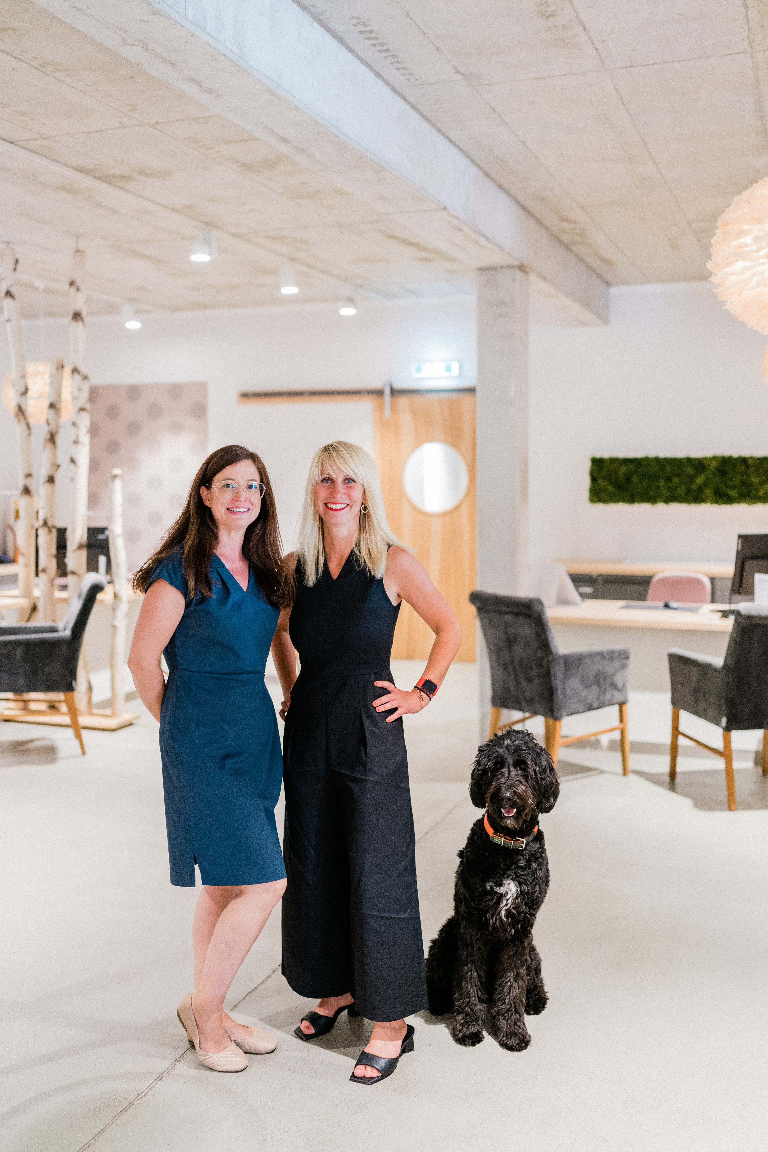 Auf dem Bild sehen Sie Geschäftsführerin Manuela Simon-Kühl mit Kontor1-Leiterin Anne Gallas.